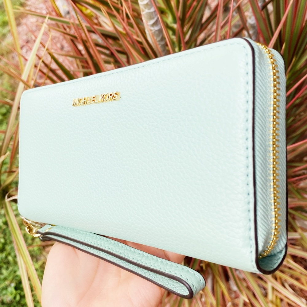 SALE‼️‼️ Michael kors large continental wristlet - Picture 2 of 7